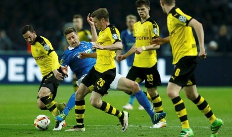 Para pemain Borussia Dortmund menghentikan pergerakan pemain Werder Bremen Jens Hegeler