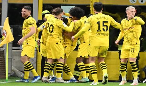 Para pemain Borussia Dortmund merayakan gol ke gawang AC Milan dalam pertandingan Liga Champions.