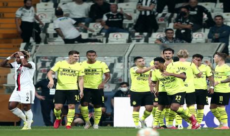 Para pemain Borussia Dortmund merayakan gol ke gawang Besiktas pada pertandingan pertama fase grup Liga Champions 2021/ 2022 di Stadion Vodafone Park, Istanbul, Kamis (16/9) WIB.