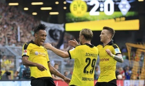 Para pemain Borussia Dortmund merayakan gol ke gawang Borusia Monchengladbach.