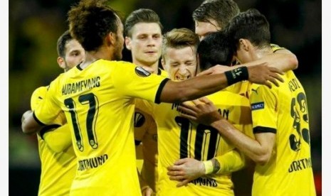 Para pemain Borussia Dortmund merayakan gol ke gawang Qabala.