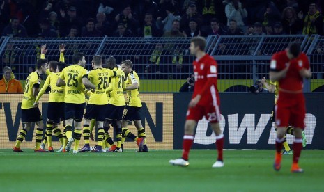 Para pemain Borussia Dortmund merayakan gol Pierre-Emerick Aubameyang pada laga Bundesliga di Signal Iduna Park, Ahad (20/11) dini hari WIB. Dortmund unggul 1-0 pada babak pertama.