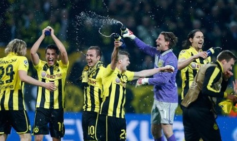 Para pemain Borussia Dortmund merayakan kelolosan timnya ke semifinal Liga Champions setelah menang dramatis atas Malaga di leg kedua perempat final, Rabu (10/4) dini hari WIB.