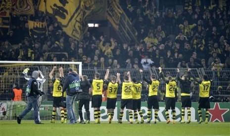 Para pemain Borussia Dortmund merayakan kemenangan.