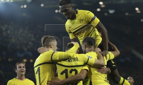 Para pemain Borussia Dortmund merayakan kemenangan.