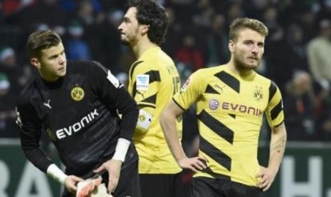 Para pemain Borussia Dortmund tampak kecewa seusai dikalahkan Werder Bremen dalam lanjutan Bundesliga, Sabtu (20/12).