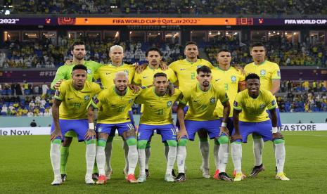 Para pemain Brasil berpose sebelum dimulainya pertandingan sepak bola babak 16 besar Piala Dunia 2022 antara Brasil dan Korea Selatan, di Stadion Education City di Al Rayyan, Qatar, Senin, 5 Desember 2022. 