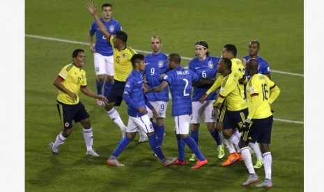 Para pemain Brasil (biru) bersitegang dengan pemain Kolombia pada laga Copa America 2015.