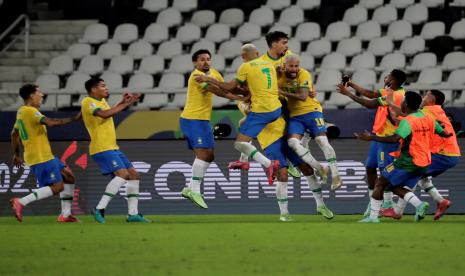 Para pemain Brasil merayakan gol kemenangan mereka saat melawan Kolombia dalam lanjutan Copa America 2021 di Rio De Janeiro, Kamis (24/6).