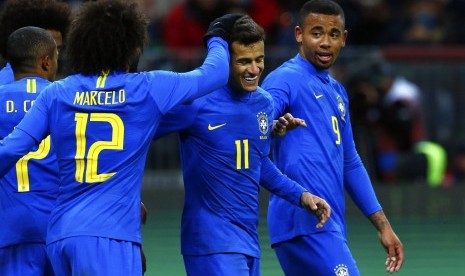 Para pemain Brasil merayakan gol Philippe Coutinho (kedua kanan) pada laga persahabatan lawan Rusia di Moskow, Sabtu (24/3) dini hari WIB. Brasil menang 3-0.