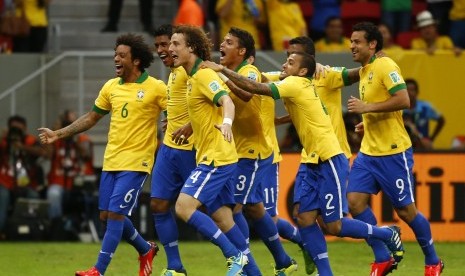 Para pemain Brasil merayakan gol yang dicetak Paulinho ke gawang Jepang, Ahad (16/6) dini hari WIB. Brasil menang 3-0 pada pertandingan tersebut.