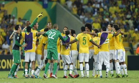   Para pemain Brazil merayakan kegembiraan mereka di lapangan setelah menaklukan Spanyol dalam final sepak bola Piala Konfederasi di stadion Maracana di Rio de Janeiro, Brasil, Ahad (30/6).    (AP / Victor R. Caivano)