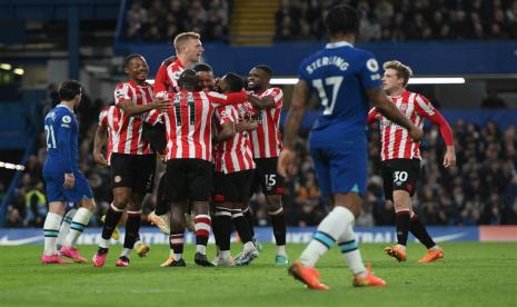 Para pemain Brentford bersuka cita di depan pemain-pemain Chelsea, Kamis (27/4/2023). 