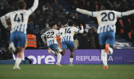 Para pemain Brighton merayakan gol ke gawang Chelsea dalam pertandingan Liga Primer Inggris di Stadion American Express, Sabtu (15/2/2025) dini hari WIB.