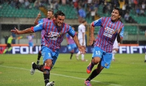 Para pemain Catania merayakan gol ke gawang lawan.