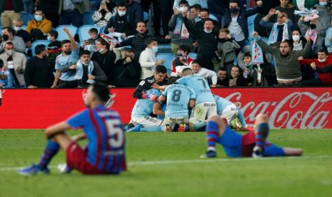 Para pemain Celta Vigo merayakan gol penyama kedudukan pada laga La Liga melawan Barcelona di Stadion Balaidos, Sabtu (6/11). Pertandingan berakhir 3-3.