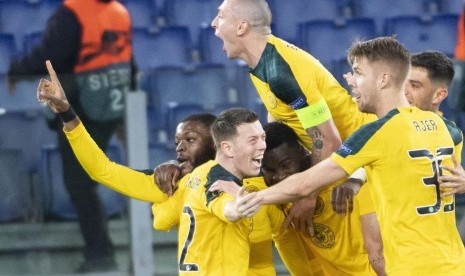 Para pemain Celtic merayakan gol ke gawang Lazio.