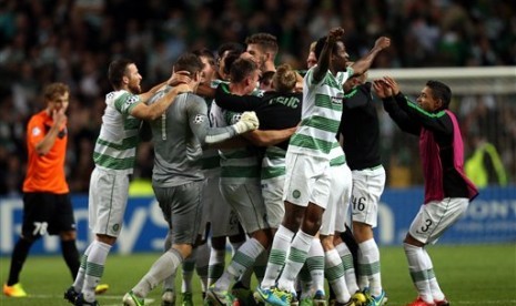 Para pemain Celtic merayakan kelolosan ke babak utama Liga Champions.