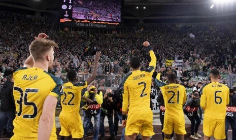 Para pemain Celtic merayakan kemenangan atas Lazio di Stadion Olimpico.