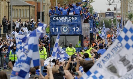 Para pemain Chelsea di atas bus saat melalui jalanan sekitar Stadion Stamford Bridge di London merayakan kemenangan mereka di Liga Champions dan English FA Cup, Ahad (20/5/2012).