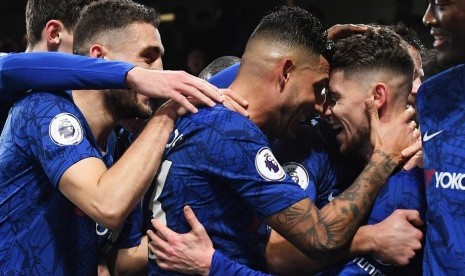 Para pemain Chelsea melakukan selebrasi