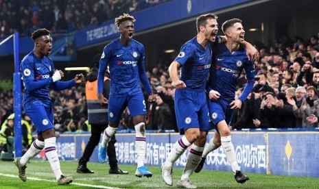 Para pemain Chelsea melakukan selebrasi.