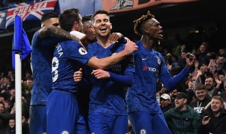 Para pemain Chelsea melakukan selebrasi.