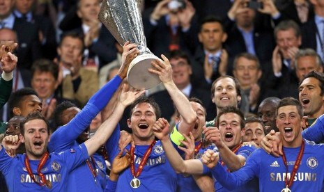 Para pemain Chelsea mengangkat trofi Liga Europa 2012/2013.