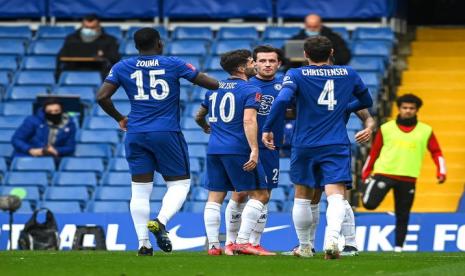 Para pemain Chelsea merayakan gol bunuh diri Sheffield United pada laga perempat final Piala FA, Ahad (21/3).