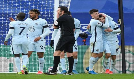 Para pemain Chelsea merayakan gol Christian Pulisic (kanan) pada laga Liga Inggris melawan Crystal Palace, Ahad (11/4) dini hari WIB. Chelsea menang 4-1.