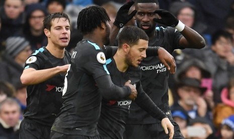 Para pemain Chelsea merayakan gol Eden Hazard (tengah).