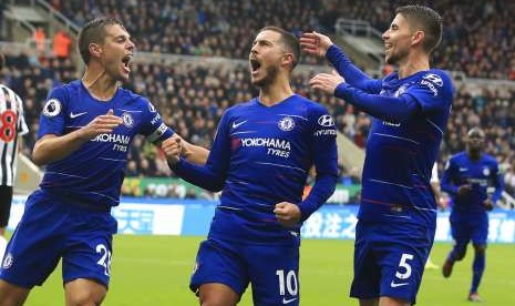 Para pemain Chelsea merayakan gol Eden Hazard (tengah) ke gawang Necastle United.