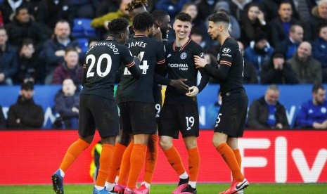 Para pemain Chelsea merayakan gol ke gawang Leicester City dalam laga lanjutan Liga Primer Inggris, di Stadion King Power, Sabtu (1/2).