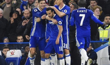 Para pemain Chelsea merayakan gol ke gawang Tottenham Hotspur dalam lanjutan Liga Primer Inggris, Ahad (27/11) dini hari WIB. Chelsea unggul 2-1 atas Spurs.