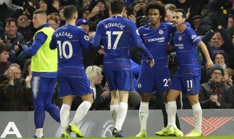 Para pemain Chelsea merayakan gol Willian (kedua kanan) pada laga Liga Primer Inggris lawan Newcastle, di Stamford Bridge, Ahad (13/1) dini hari WIB. Chelsea menang 2-1.