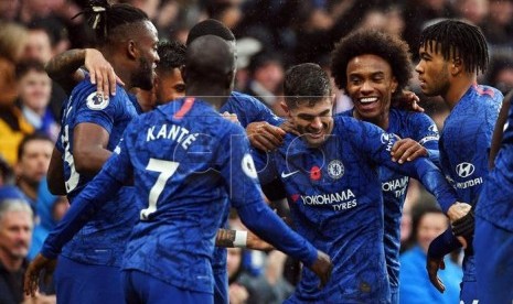 Para pemain Chelsea merayakan kemenangan.