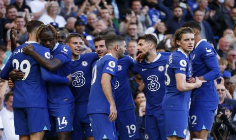 Para pemain Chelsea merayakan kemenangan di Liga Primer Inggris.