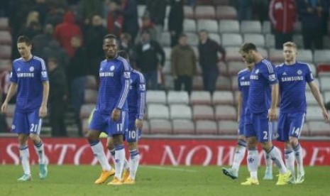 Para pemain Chelsea tertunduk lesu setelah gagal memetik kemenangan atas Sunderland dalam lanjutan Liga Primer Inggris, Ahad (30/11) dini hari WIB.