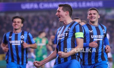 Para pemain Club Brugge merayakan gol ke gawang Aston Villa dalam pertandingan Liga Champions. Club Brugge mengalahkan Aston Villa 1-0.