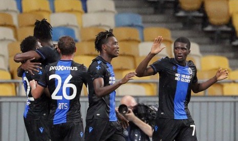 Para pemain Club Brugge merayakan gol ke gawang Dynamo Kiev.