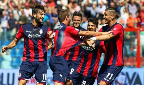 Para pemain Crotone pada sebuah laga Serie A akhir pekan lalu.