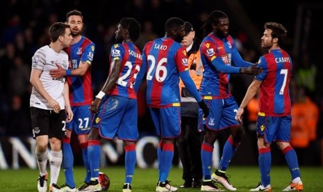 Para pemain Crystal Palace melerai perseteruan rekan mereka Yohan Cabaye (kanan) dengan pemain Everton Seamus Coleman kiri.