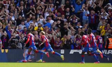 Para pemain Crystal Palace merayakan gol Wilfried Zaha (kiri) ke gawang Tottenham Hotspur. 