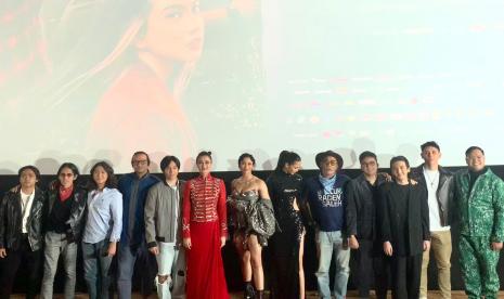 Para pemain dan kru film Mencuri Raden Saleh dalam press screening Mencuri Raden Saleh di XXI Epicentrum Jakarta, Jumat (19/8/2022).