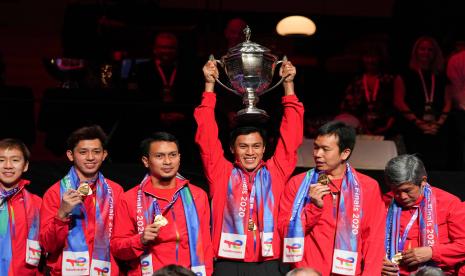 Para pemain dan official Indonesia melakukan selebrasi dengah memperlihatkan medali emas seraya mengangkat Piala Thomas setelah pemberian medali dan penyerahan piala kepada tim Indonesia yang berhasil meraih gelar juara, di Aarhus, Denmark, Minggu (17/10/2021). Indonesia berhasil merebut Piala Thomas setelah berhasll mengalahkan China di babak final 3-0. 