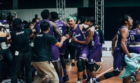 Para pemain dan ofisial Amartha Hangtuah meluapkan kegembiraan lolos ke playoff IBL 2022 setelah mengalahkan Prawira Bandung 83-82 lewat babak overtime di Hall Basket Senayan, Jakarta, Senin (28/3/2022)