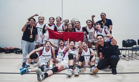 Para pemain dan pelatih KFC DBL Indonesia All-Star 2023 merayakan keberhasilan menjuarai Chicago Summer Jam di Northbook, Chicago, Amerika Serikat, Ahad (9/7/2023) waktu setempat.