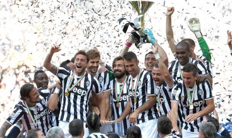 Para pemain dan staf Juventus merayakan keberhasilan mereka meraih juara Liga Italia