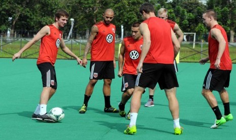 Para pemain DC United berlatih di Lapangan Hoki, Kompleks Gelora Bung Karno, Senayan, Jakarta, Rabu (4/12). 