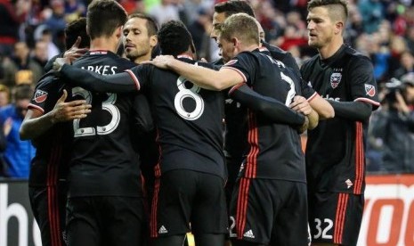 Para pemain DC United merayakan gol ke gawang Philadelphia Union pada laga di stadion RFK Washington, Sabtu (1/4). DC United menang 2-1 pada laga ini. 